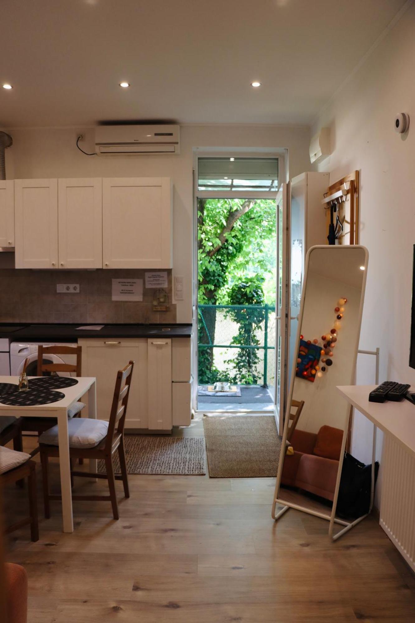Apartman Cozy Hillside In With Patio *